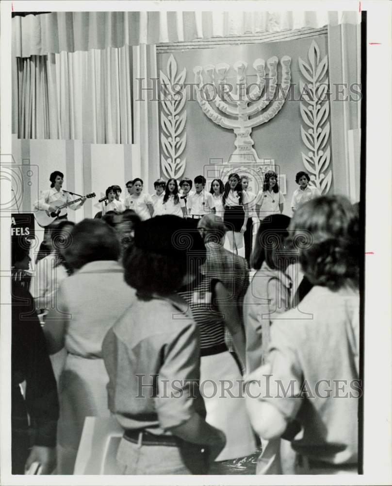 1973 Press Photo Junior high group entertains tourists of Israel Expo.- Historic Images