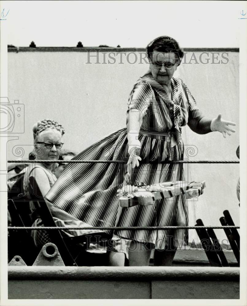 1964 Press Photo Mrs. Voight tosses wreath from Battleship Texas at San Jacinto- Historic Images