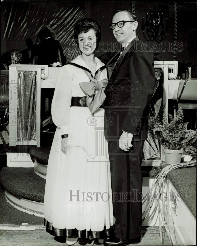 1969 Press Photo Dr. Horace Robbins with wife, in red, white and blue dress, TX- Historic Images