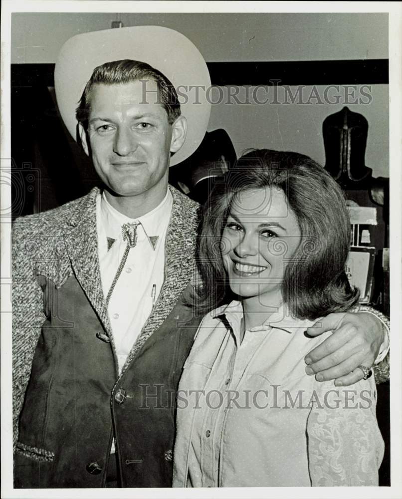 1966 Press Photo Sidney and Lee Brasfield at Corral Club&#39;s Inner Sanctum at Dome- Historic Images