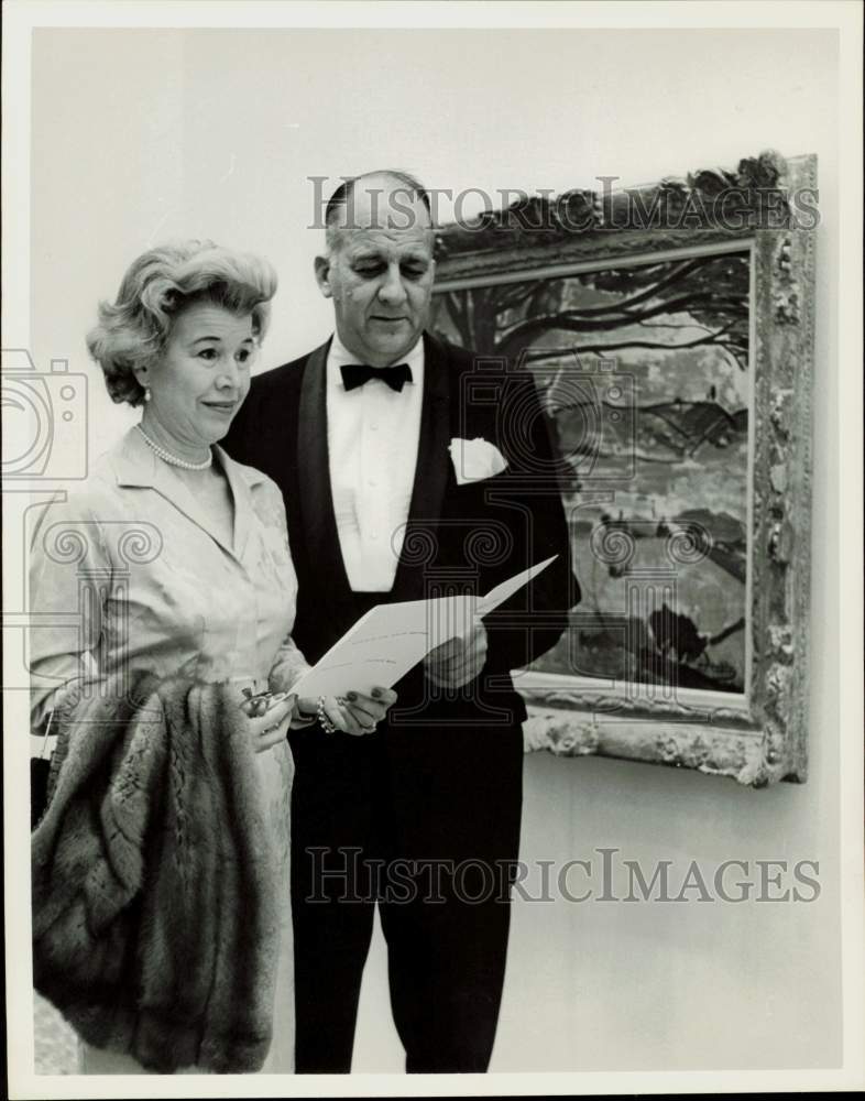 1962 Press Photo Dr. and Mrs. Jack Brannon view piece at Museum of Fine Arts, TX- Historic Images