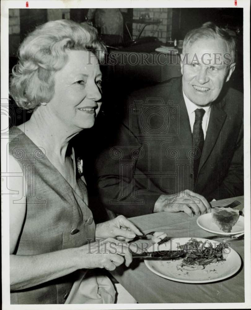 1965 Press Photo Mr. and Mrs. Hart Brown dine at Vargo&#39;s restaurant.- Historic Images