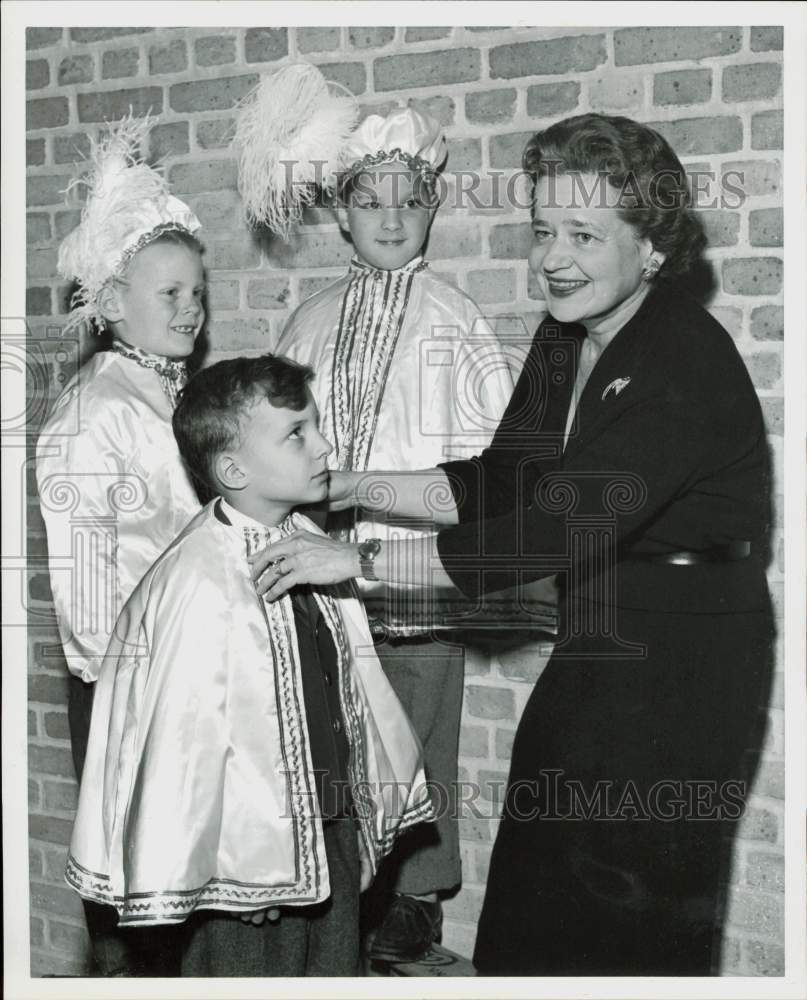 1960 Press Photo Mrs. Edwin Brown helps children with costumes for Houston event- Historic Images