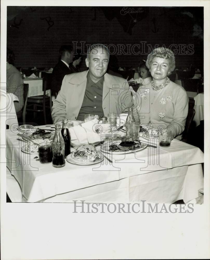 1961 Press Photo Ed and Hope Clark of Clarke-Ehre Company dining at Elliott&#39;s.- Historic Images