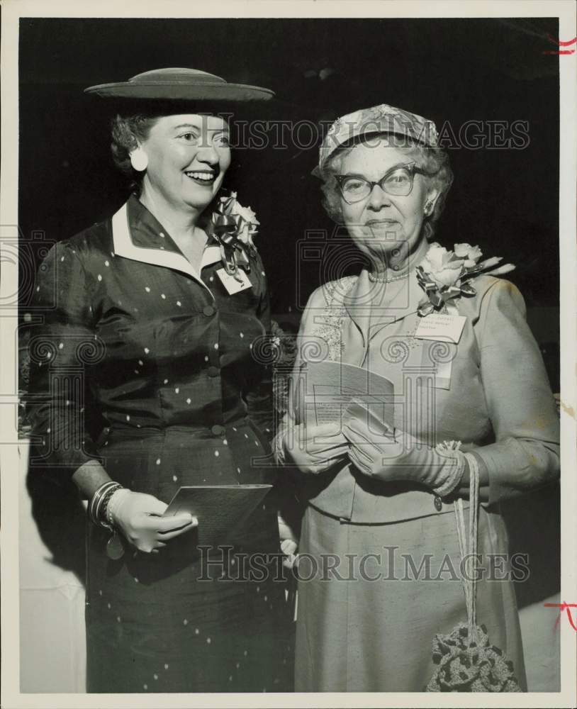 1957 Press Photo Margaret Mealey and Mrs. Lucian Carroll attend Diocesan meeting- Historic Images