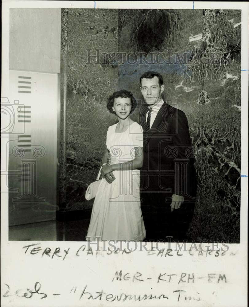 1960 Press Photo Earl Carson of KTRH-FM and wife at Gilbert &amp; Sullivan event.- Historic Images