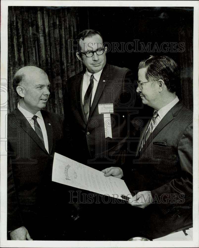 1969 Press Photo Lloyd Clarke, NAHB president talks with Gulledge and Welch.- Historic Images