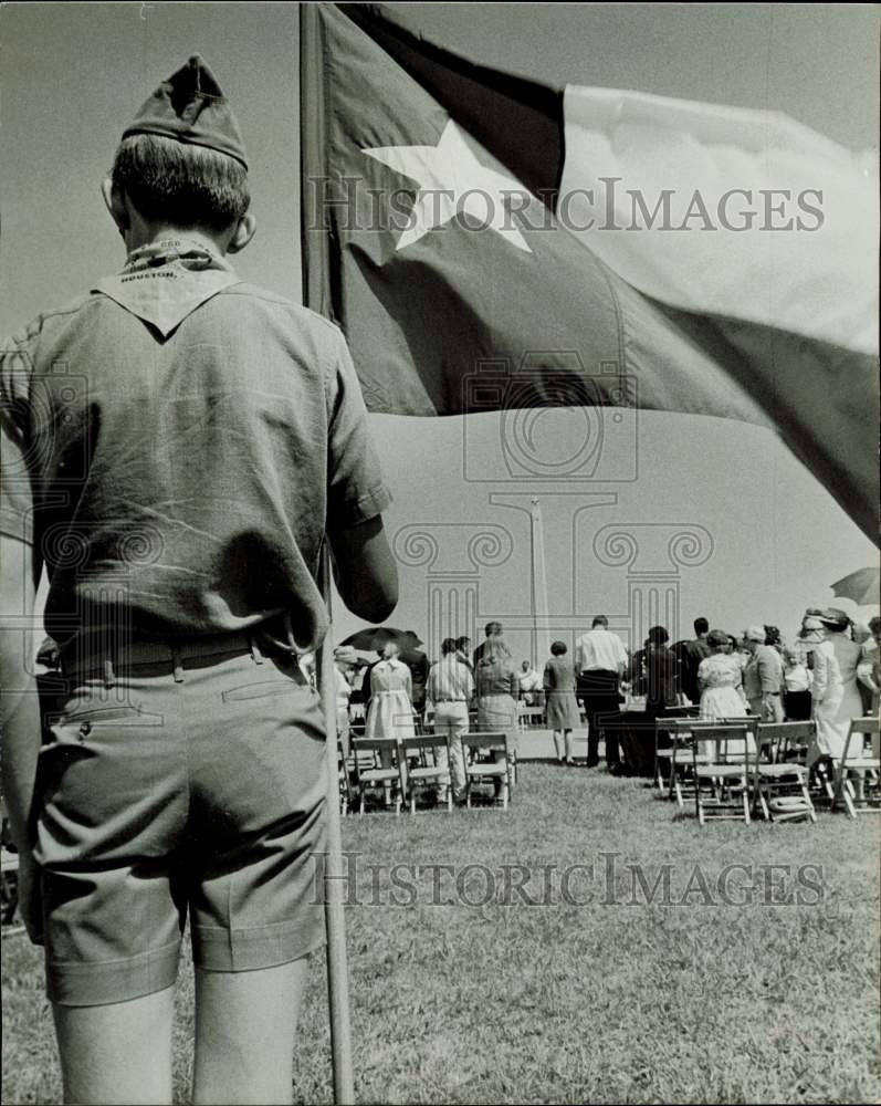 1969 Press Photo Richard Penn holds Texas flag at San Jacinto Monument ceremony.- Historic Images