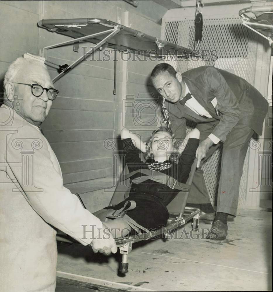 1959 Press Photo Jesse Caveness and assistants demonstrate postal ambulance, TX- Historic Images