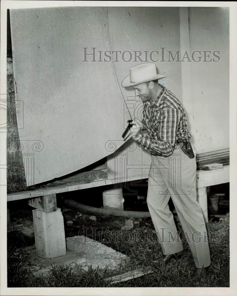 1960 Press Photo Bob Hester of Elliott&#39;s Restaurant shows metal torn in robbery- Historic Images