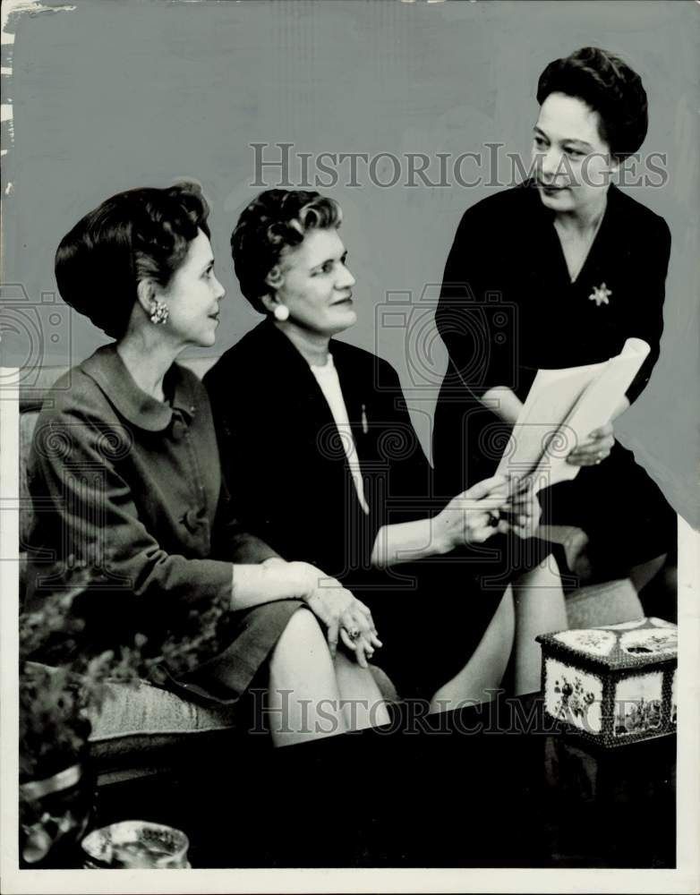 1962 Press Photo Mrs. Corbin Robertson with Field Service members at coffee, TX- Historic Images