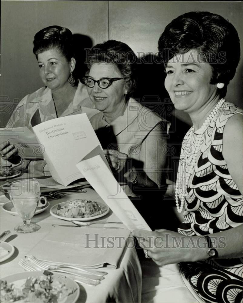 1969 Press Photo Mrs. John Goodman dines with other HRA Auxiliary members, Texas- Historic Images