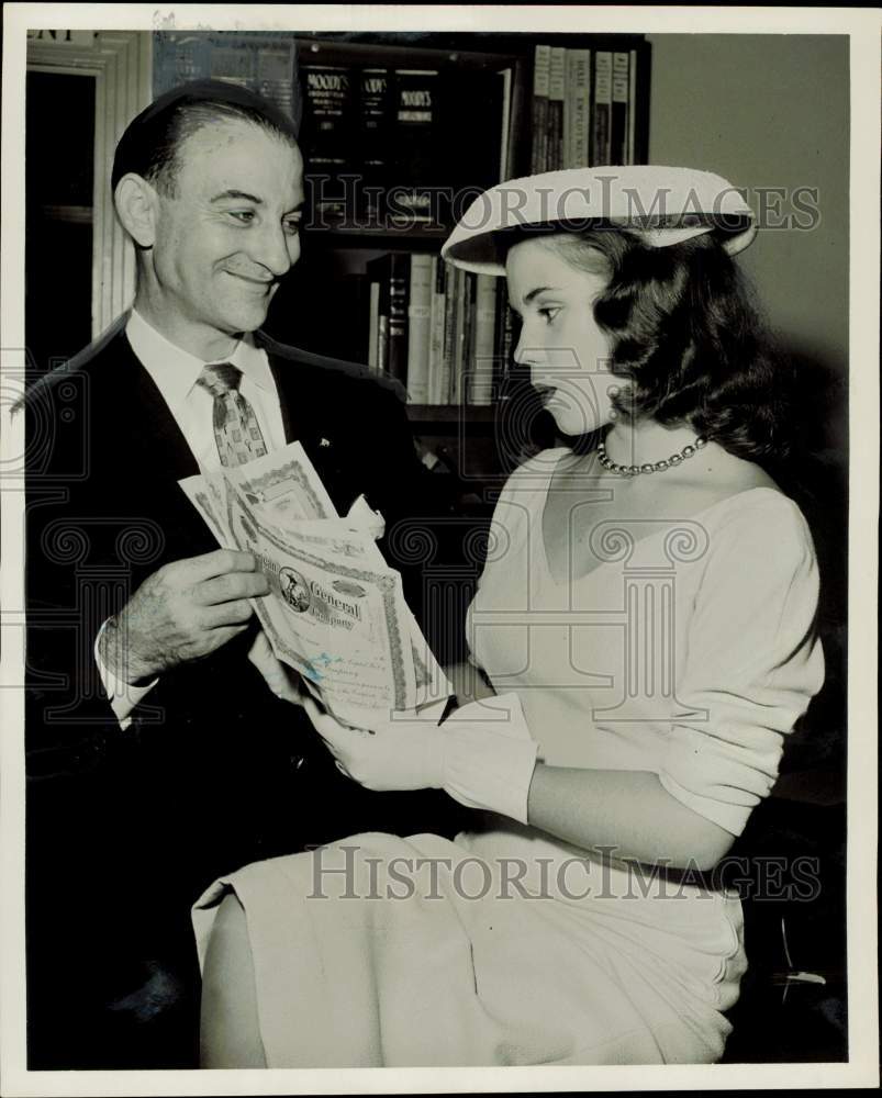 1957 Press Photo Maurice Karkowski shows stock certificates to Edwina Miller, TX- Historic Images