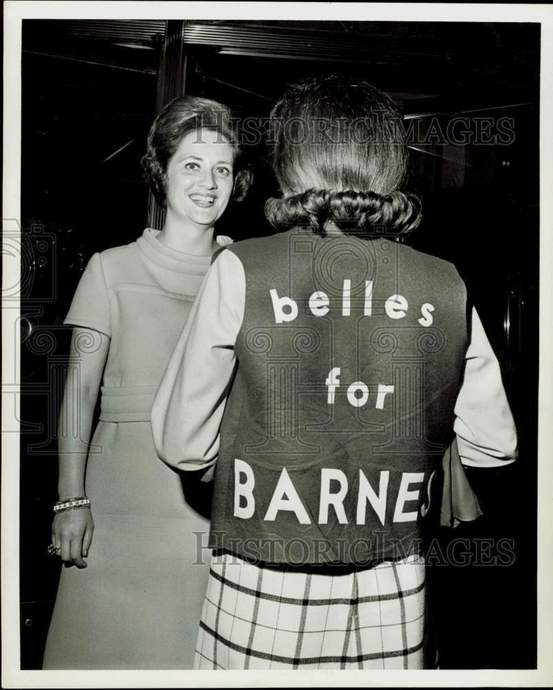 1968 Press Photo Mrs. Ben Barnes talks with lady in &quot;belles for Barnes&quot; vest.- Historic Images