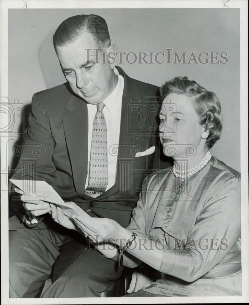 1956 Press Photo David and Mrs. Barnes view Lakeside Country Club achievements.- Historic Images