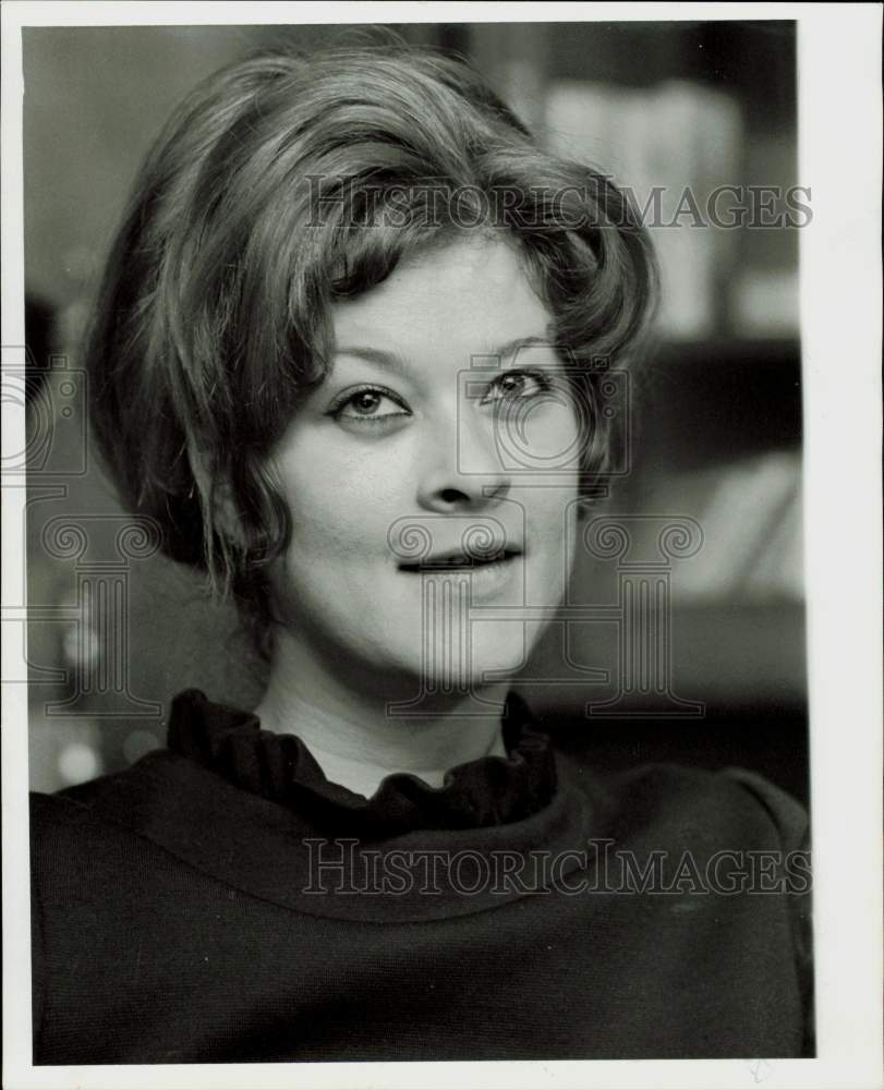 1972 Press Photo Mareen Jasin, Socialist county commissioner candidate.- Historic Images