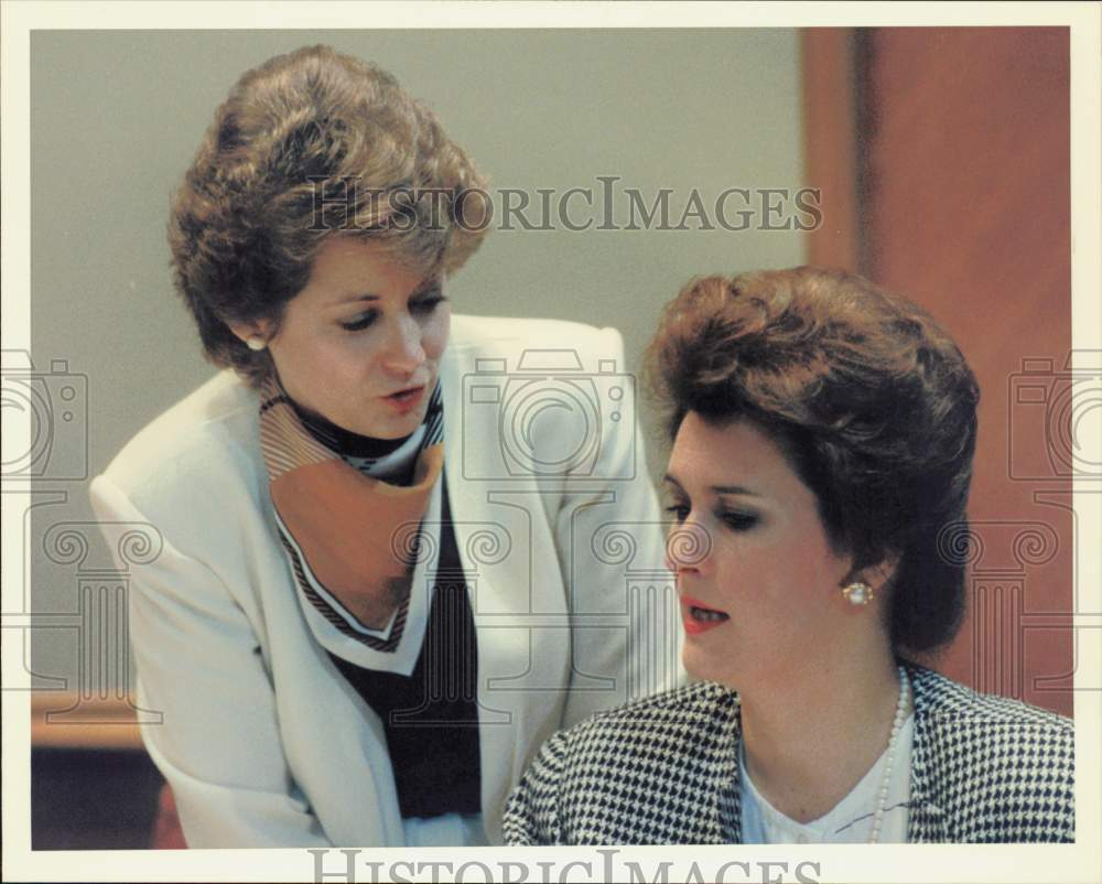 1988 Press Photo Camille Barnett and Mayor Kathy Whitmire talk at Houston, Texas- Historic Images