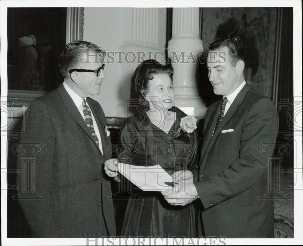 1961 Press Photo Myra Banfield talks with Will Smith and James Turman in Texas- Historic Images