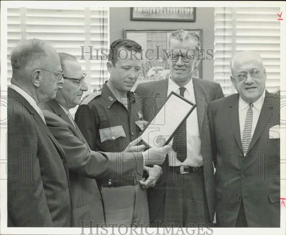 1962 Press Photo Deputy Calvin Atkins receives citation in Houston by officials.- Historic Images