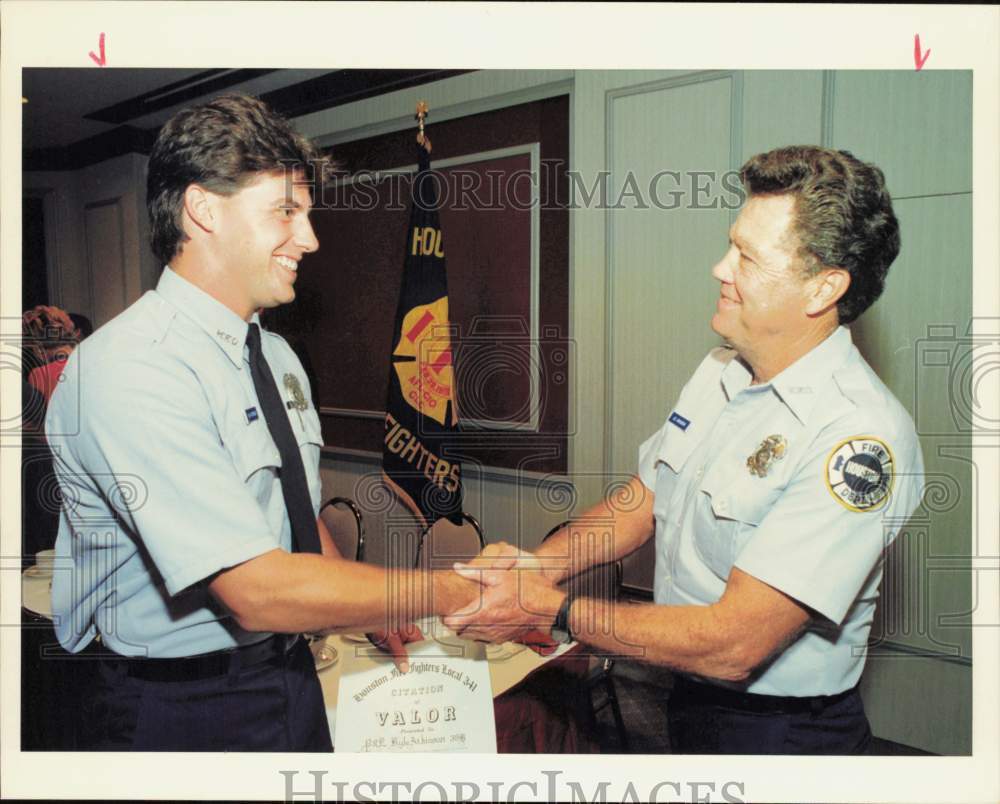 1989 Press Photo James and Kyle Atkinson shake hands at Hyatt ceremony, Houston- Historic Images