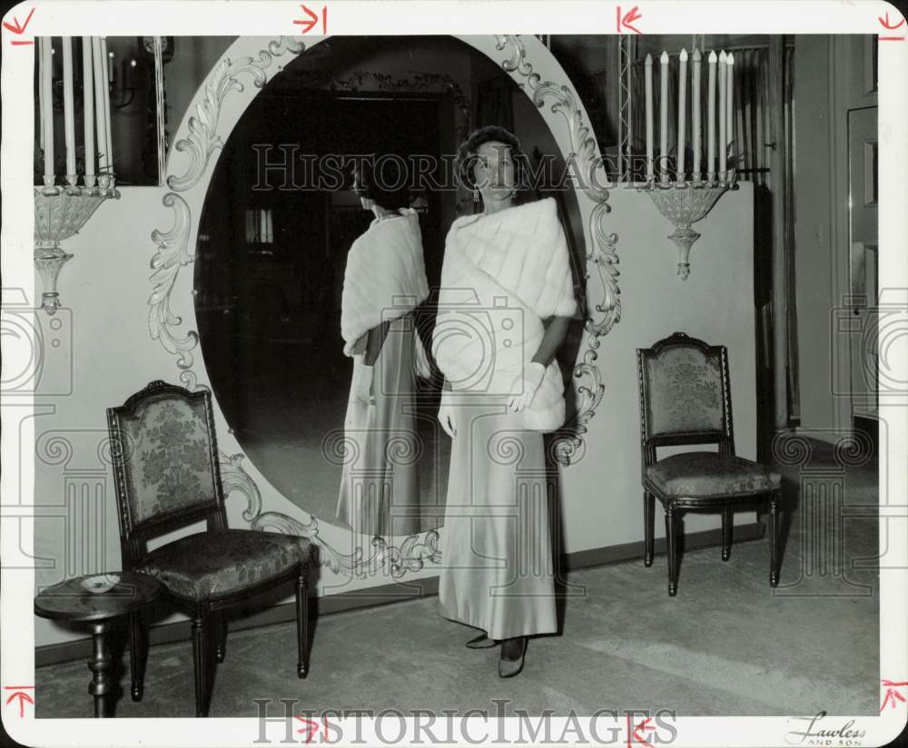 1966 Press Photo Mrs. Ralph Atmor poses in front of large mirror. - hpa97989- Historic Images