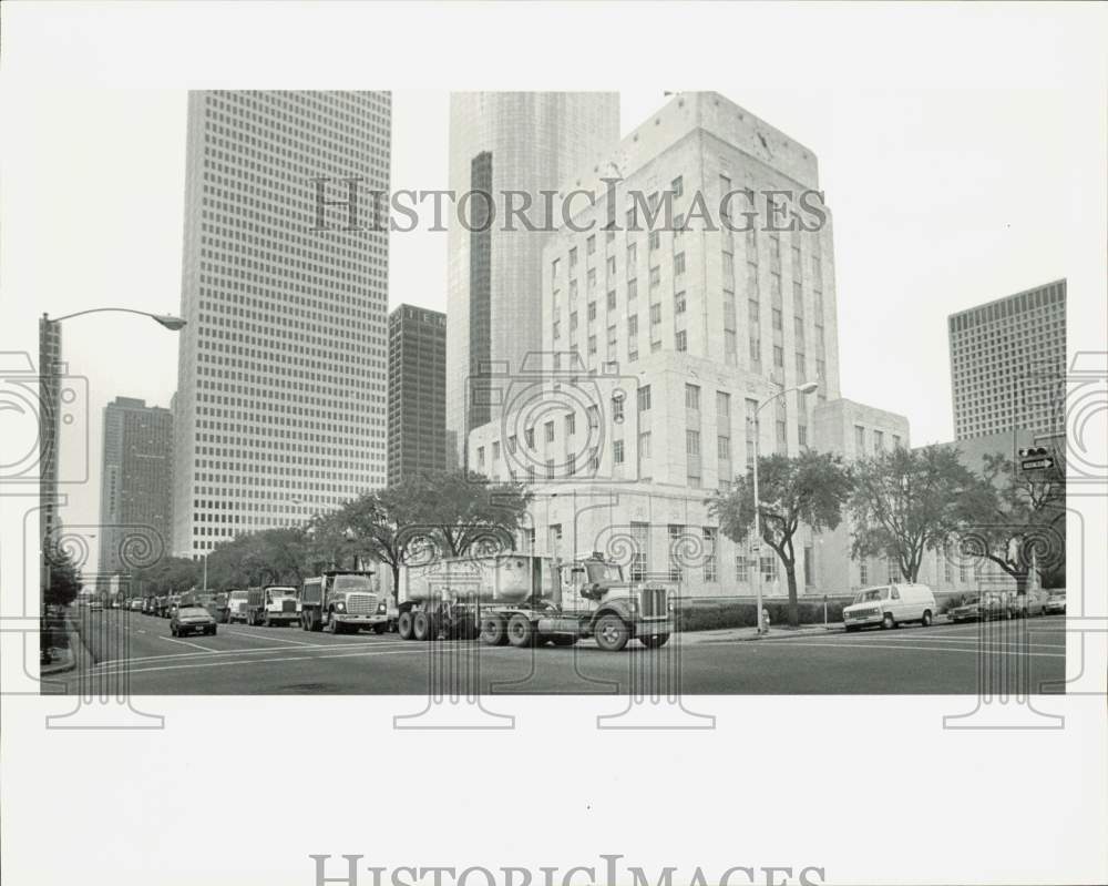 1983 Press Photo Dump trucks ring City Hall in protest of out-of-state contracts- Historic Images