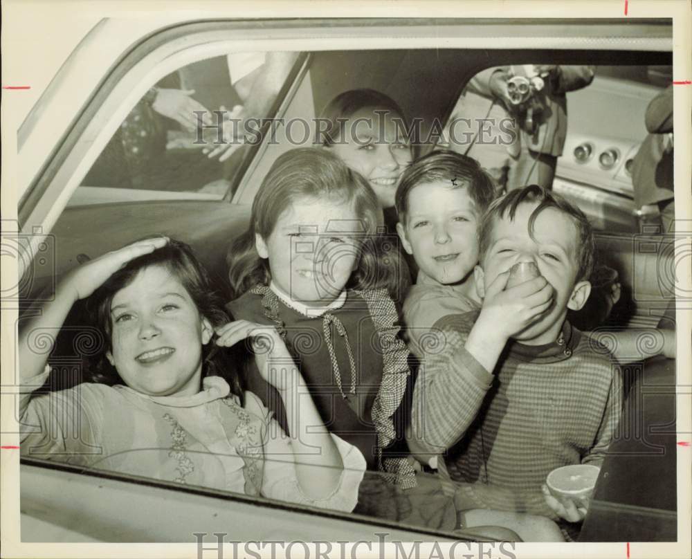 1969 Press Photo Houston residents James Walter Williams family sit in car.- Historic Images