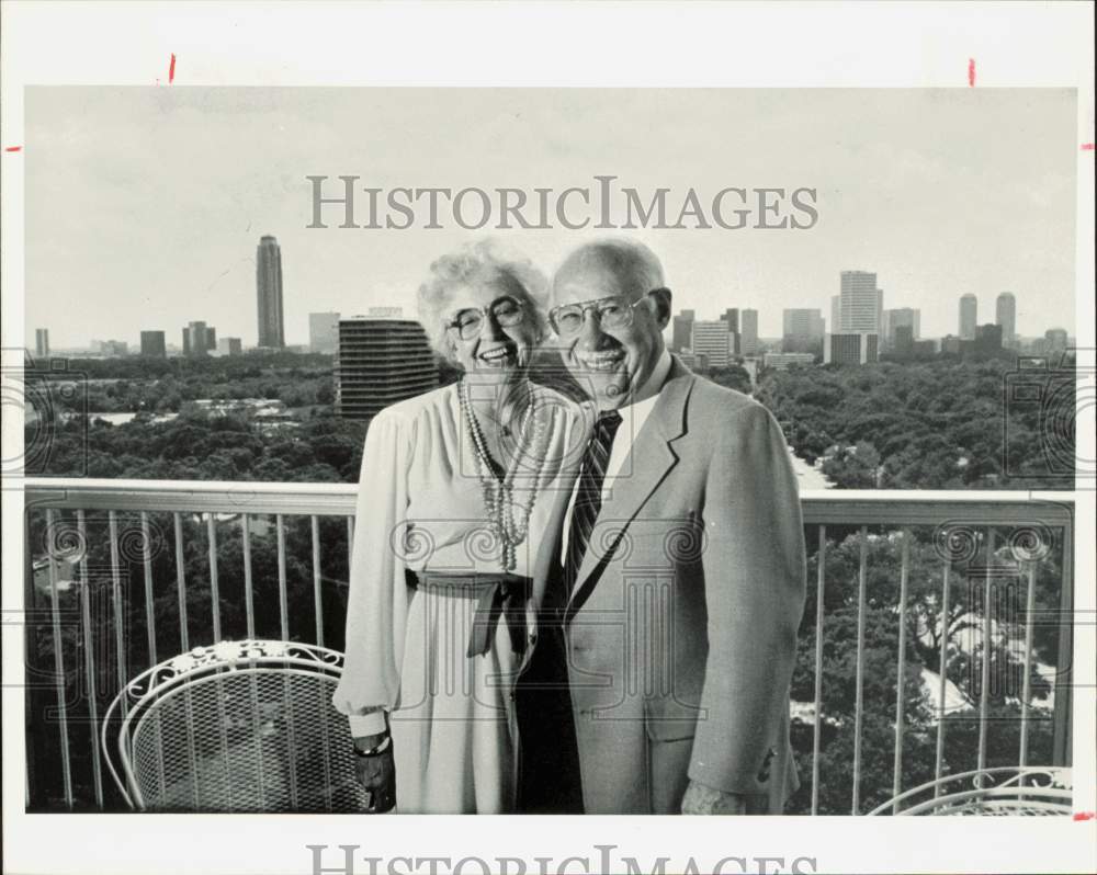 1984 Press Photo Audrey and Benjamin Woodson stand on condominium terrace.- Historic Images