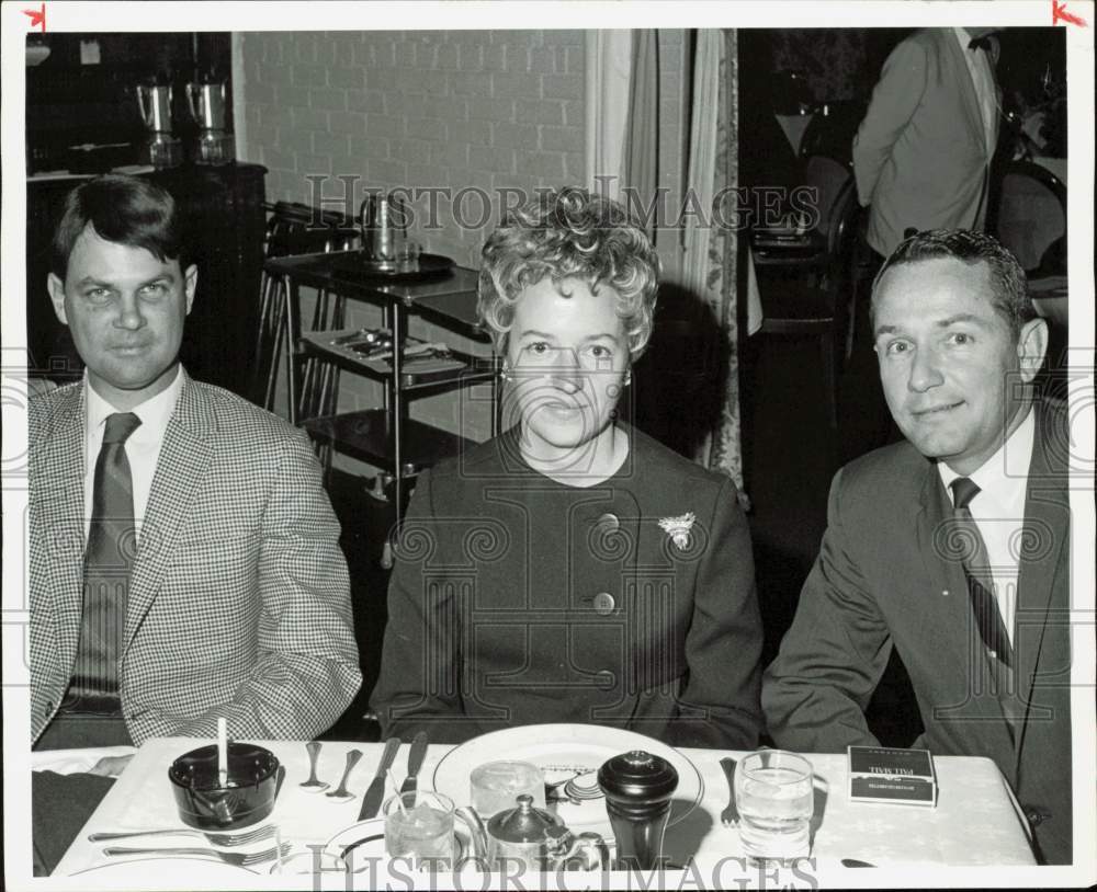 1968 Press Photo Mr. and Mrs. W.D. Haden and B.F. Clifton dine at Brennan&#39;s.- Historic Images