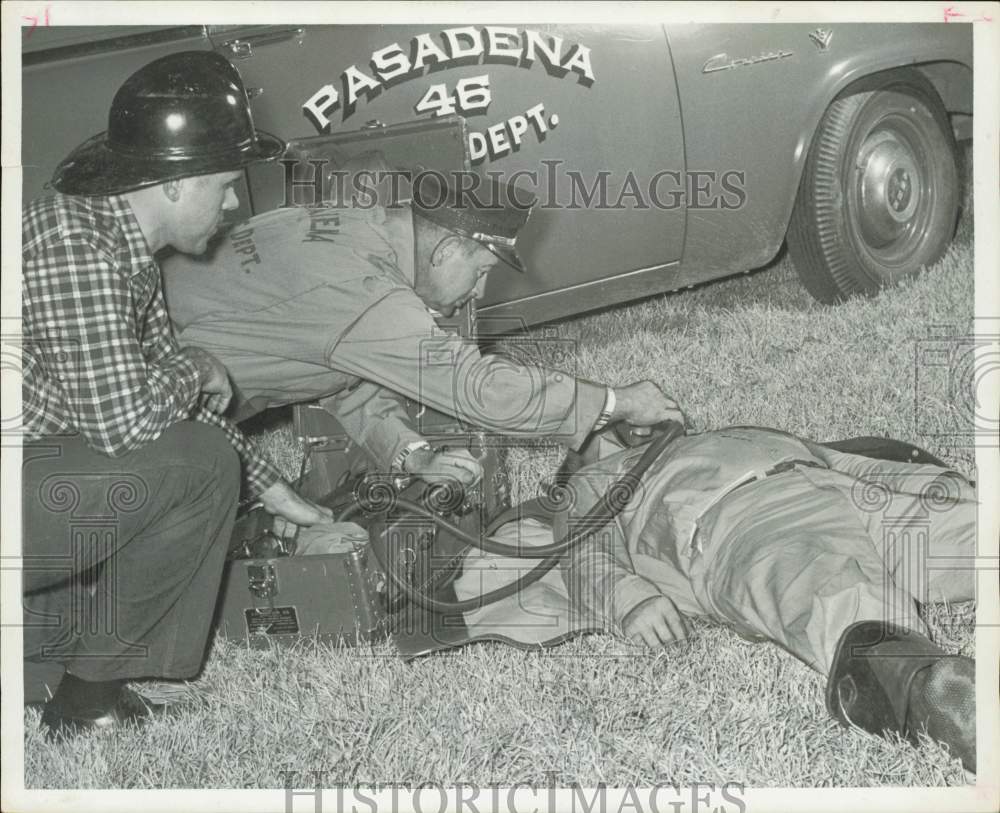 1963 Press Photo Pasadena Firemen practice giving oxygen to &quot;victim.&quot;- Historic Images