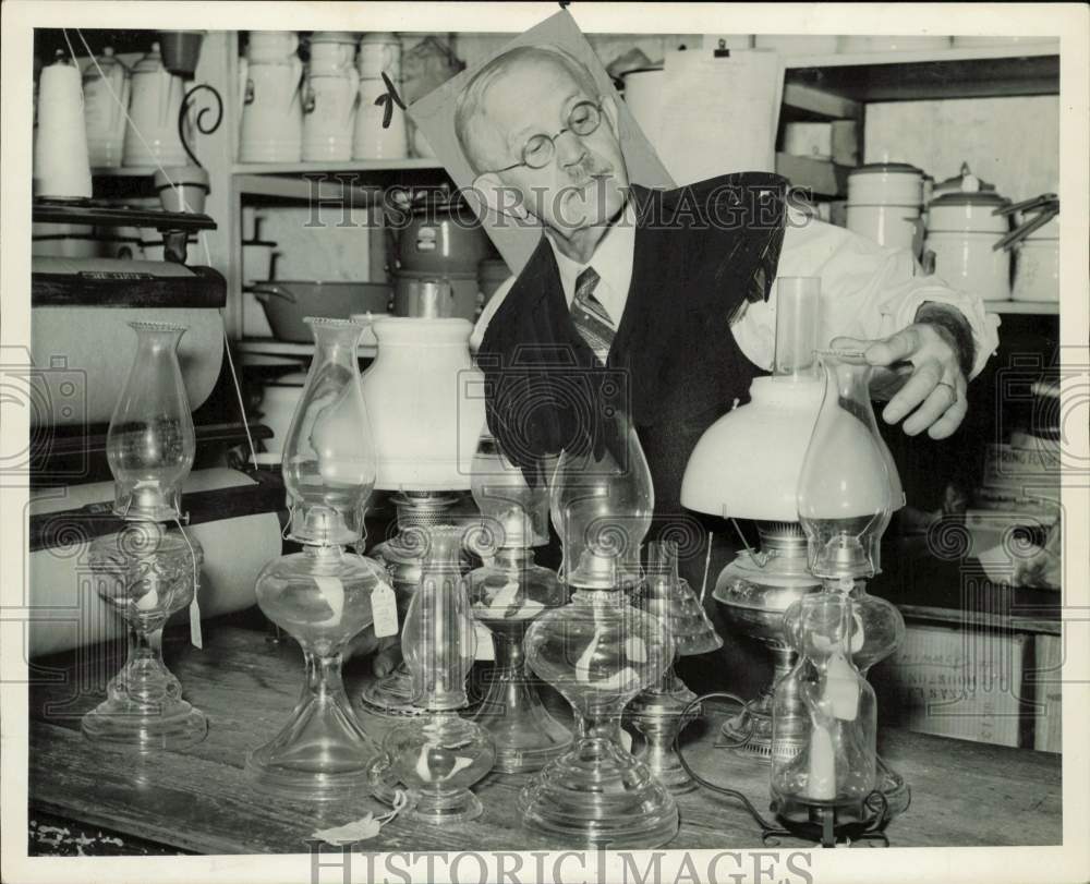 1943 Press Photo Philip Hardcastle of Texas Oil and Lamp shows store items- Historic Images