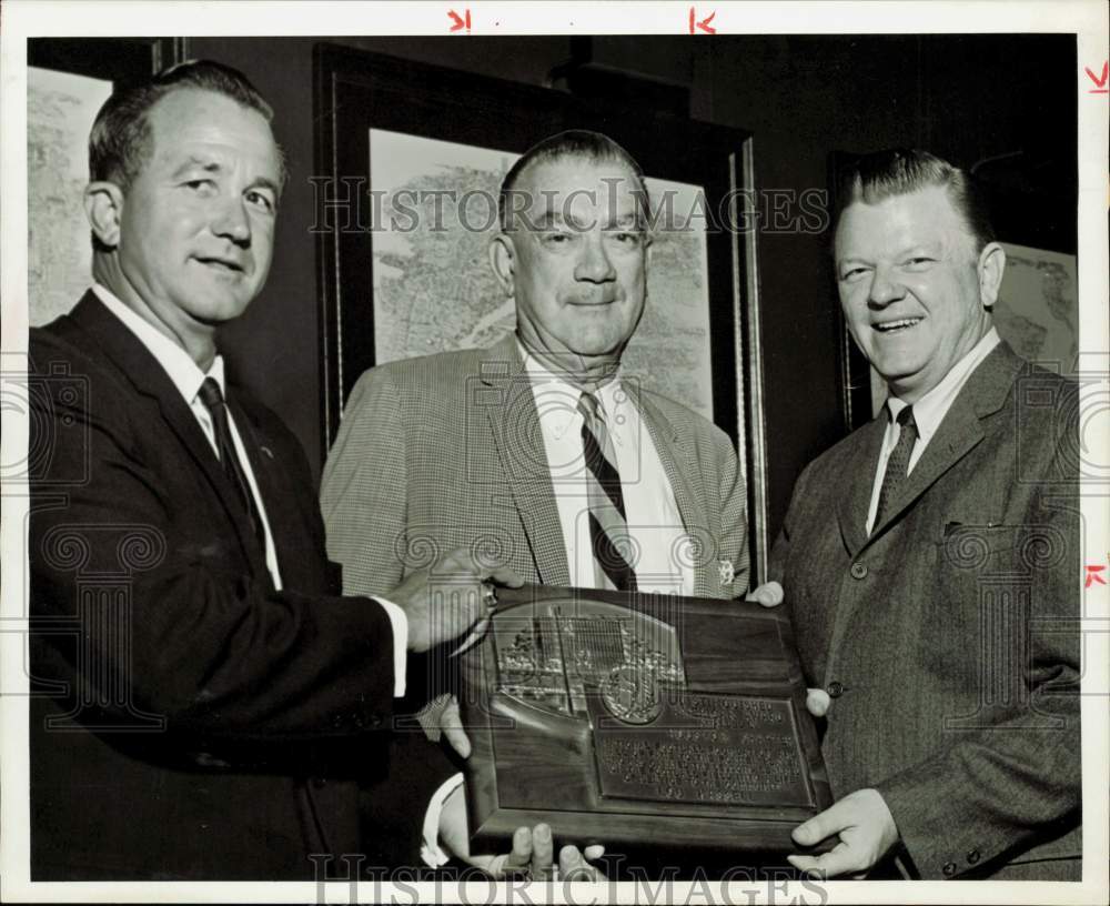 1968 Press Photo Lou Hassell presented Houston Hall of Fame Award. - hpa98258- Historic Images