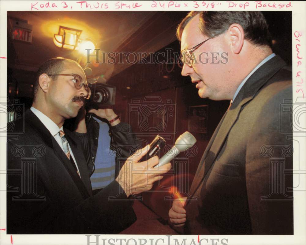 1992 Press Photo Lloyd Gite of Fox Channel 26 interviewing man at City Hall.- Historic Images