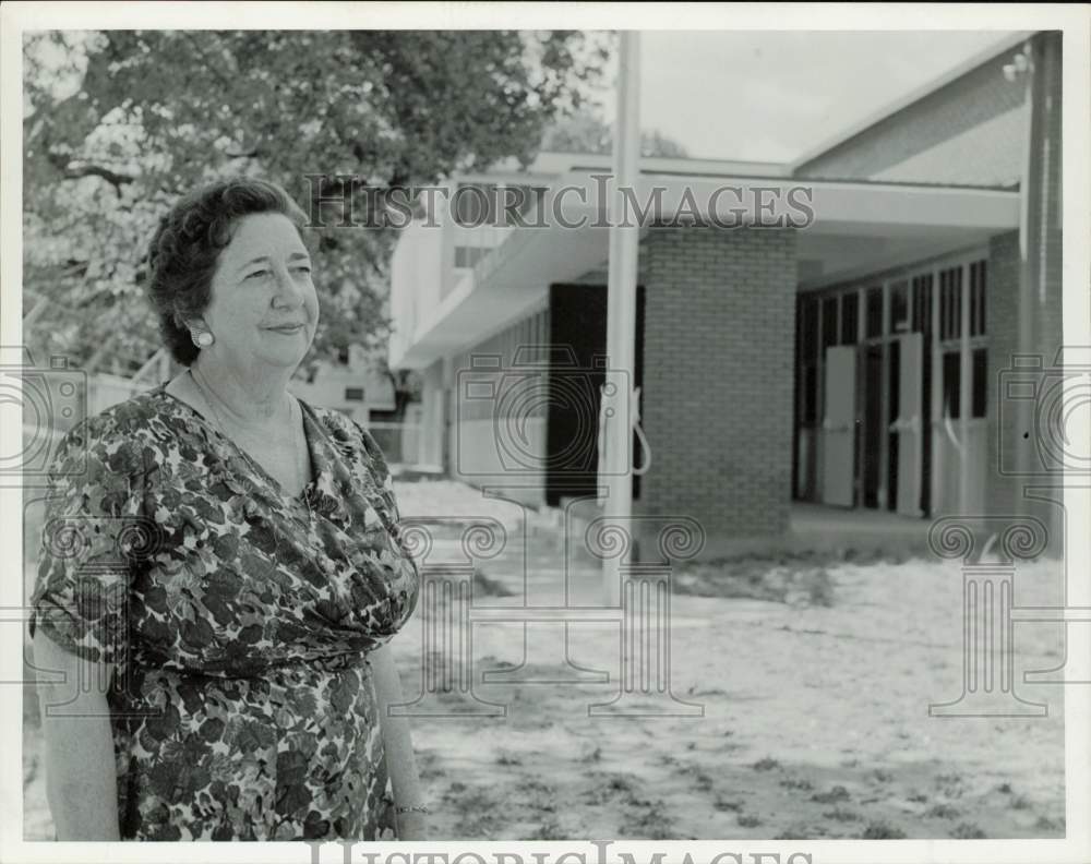 1962 Press Photo Hilda Hardy, Lamar Elementary School principal outside school- Historic Images