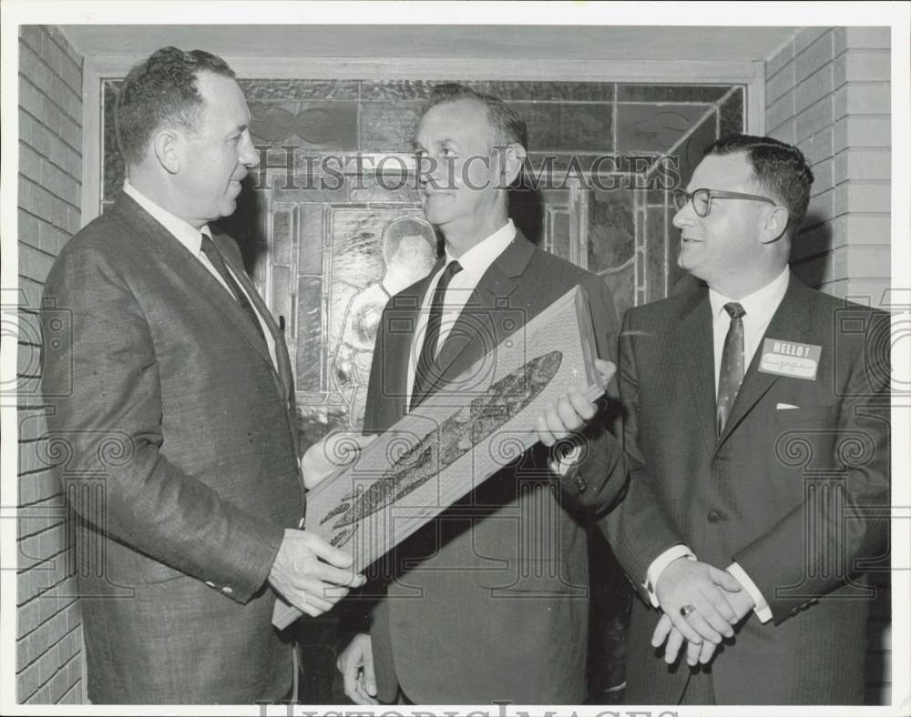 1962 Press Photo Ralph Gunn presented plaque by A.A. Kaufman and Louis Goldfaden- Historic Images