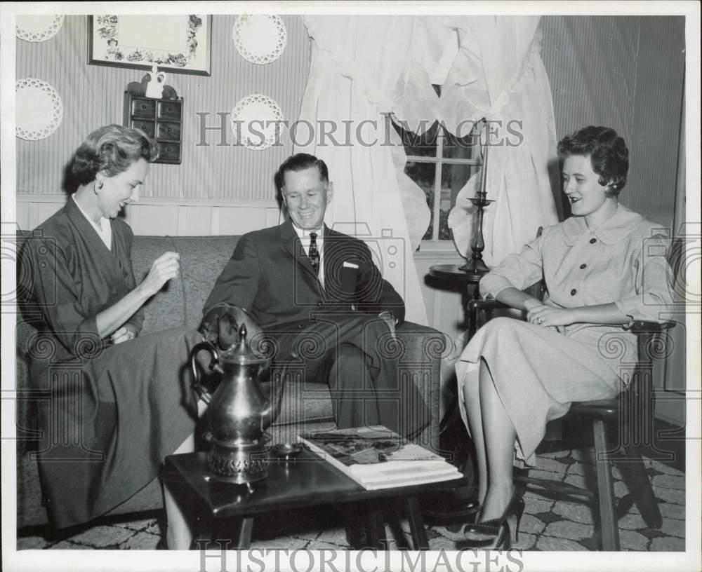 1956 Press Photo Dewitt Carlock Greer, TX highway engineer relaxes with family- Historic Images