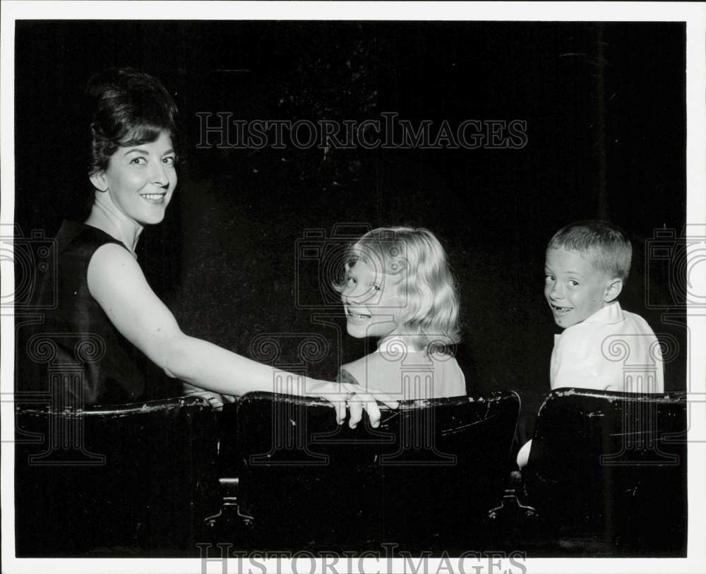 1965 Press Photo Imogene Williams, KMSC-FM News Director, with her children.- Historic Images