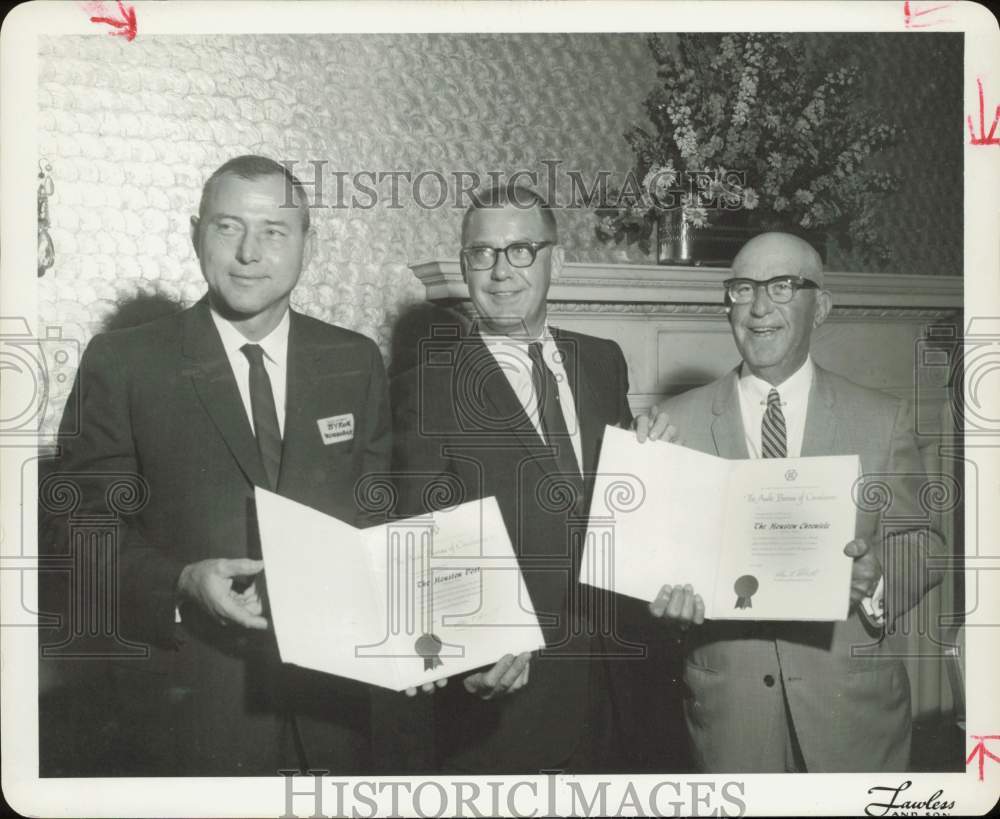 1964 Press Photo M.B. Womack, Arthur Spohn, J.H. Butler, show certificates in TX- Historic Images