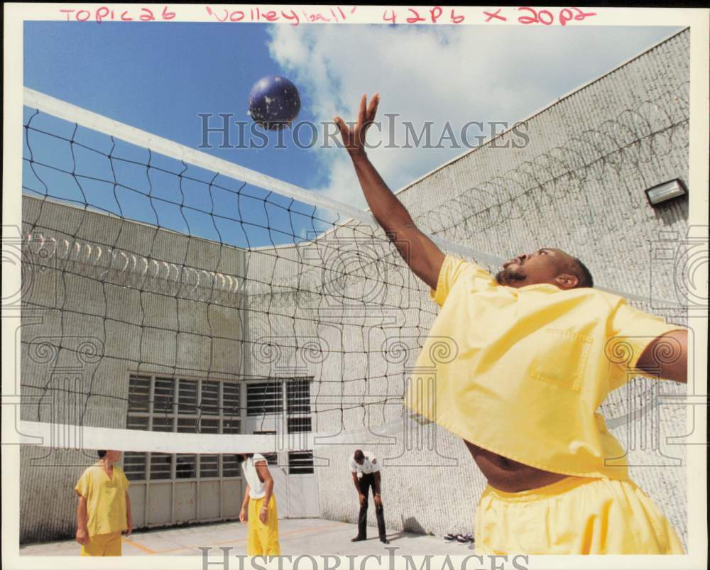 1994 Press Photo Immigration inmates play volleyball at fenced detention center.- Historic Images