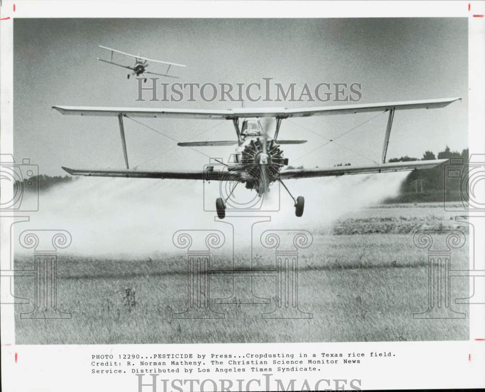 1984 Press Photo Crop-dusting planes spraying pesticide on Texas rice field.- Historic Images