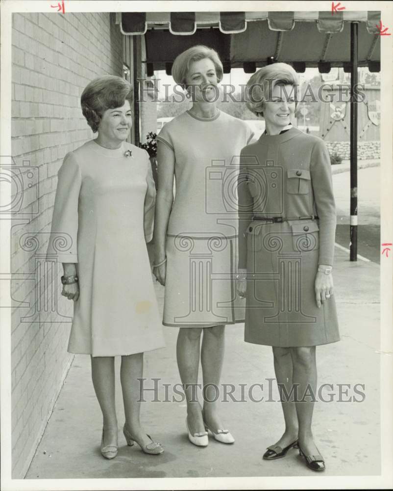 1967 Press Photo Mmes. Buddy Bray, Jim Epps, Forrest Warren at Go-Texan luncheon- Historic Images