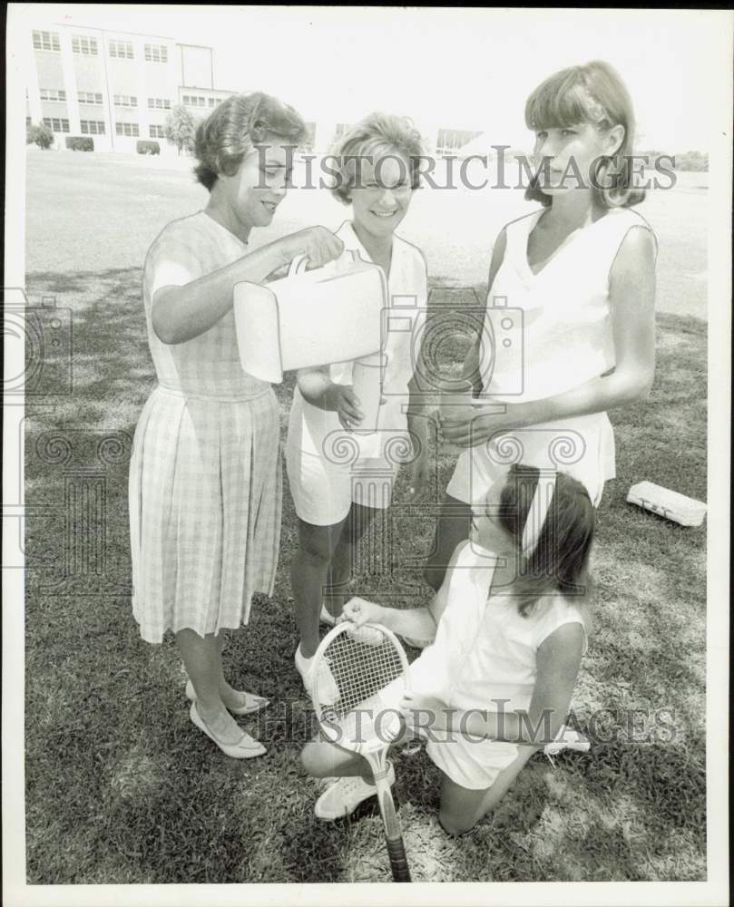 1965 Press Photo Mrs. Roscoe Jones and girls enjoy lemonade at tennis court, TX- Historic Images