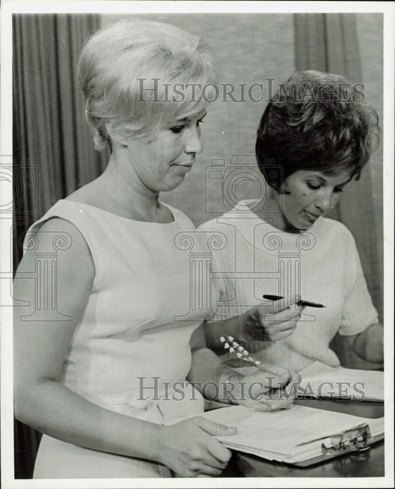 1965 Press Photo Marge Johnson and assistant check KPRC-TV schedules.- Historic Images