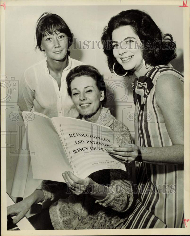 1967 Press Photo Natasha Rawson, associates plan Bastille Day program in Houston- Historic Images