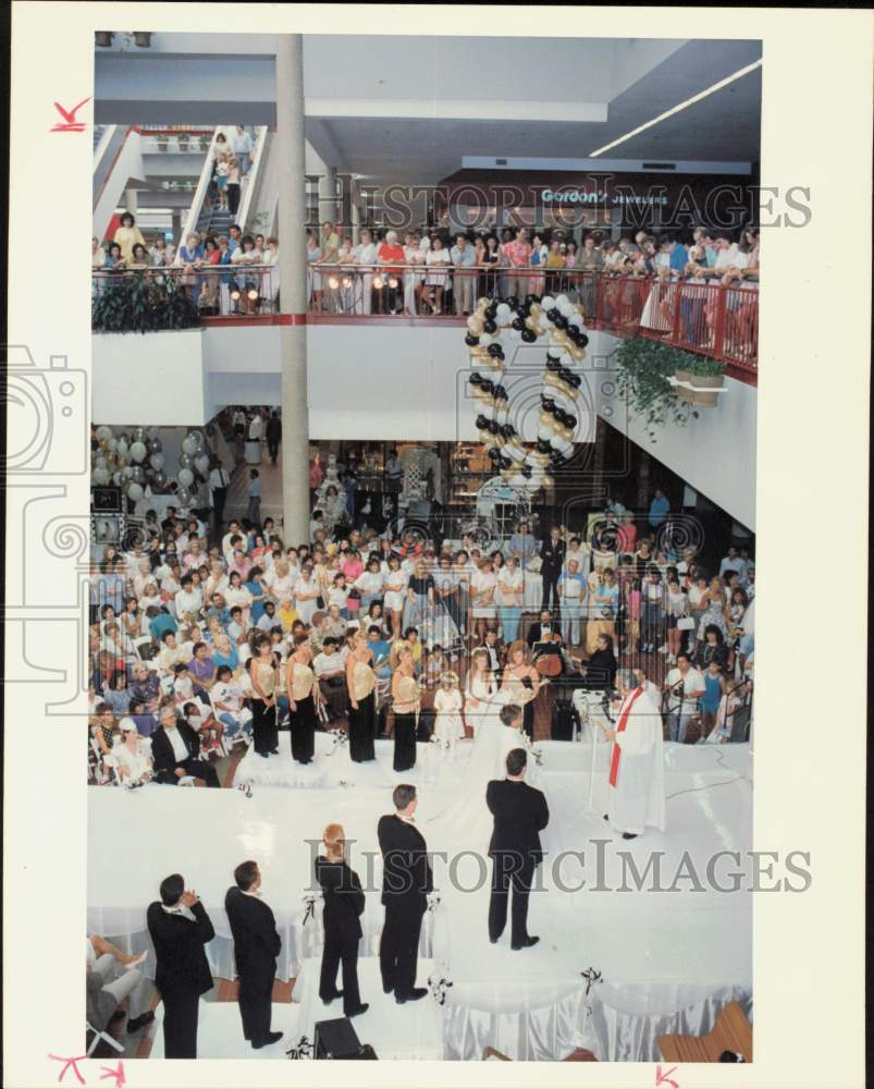 1988 Press Photo Mall shoppers watch Crystal Fletcher and Stoney Grimes&#39; wedding- Historic Images