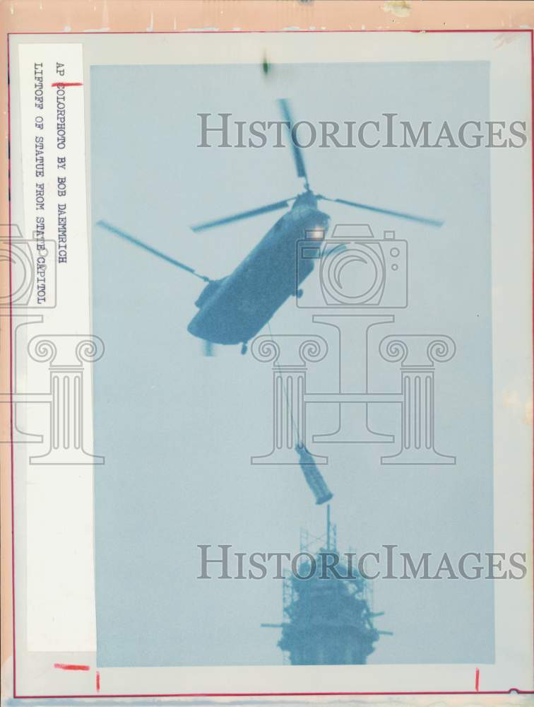 1985 Press Photo Helicopter lifts statue from atop Texas State Capitol building- Historic Images