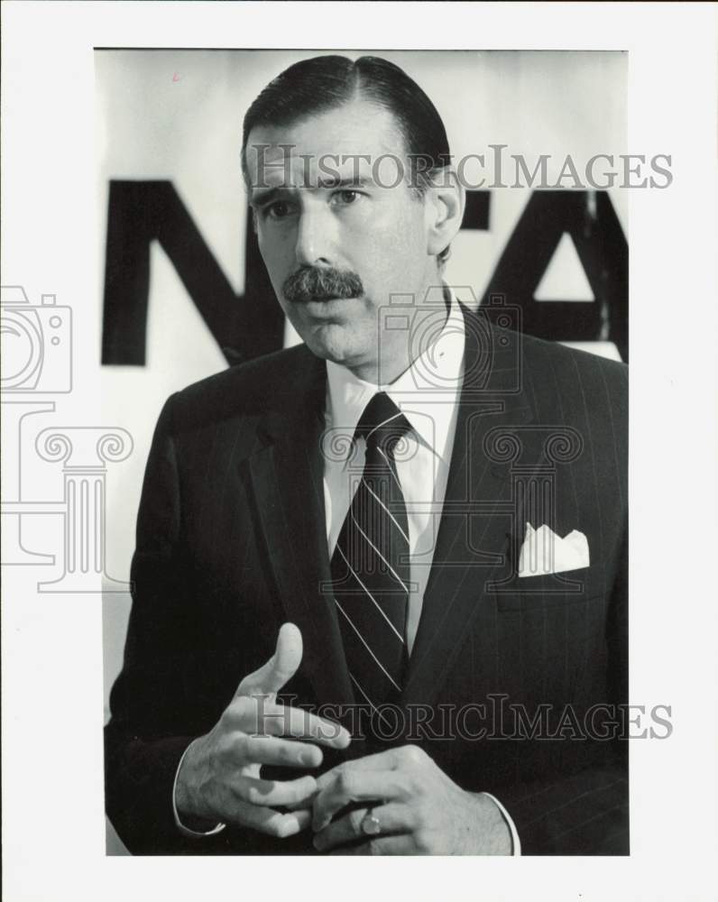 1983 Press Photo Stephen Wolf, Continental Airlines president in Houston- Historic Images