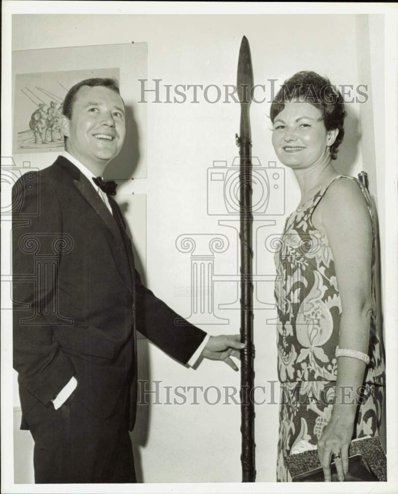 Press Photo Mr. and Mrs. John Hackney tour museum in Houston - hpa99160- Historic Images