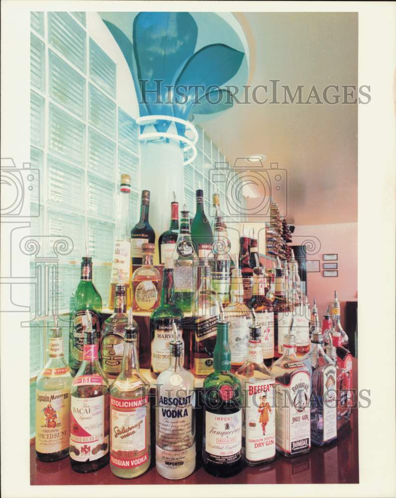 1989 Press Photo Alcohol displayed at Nash Di Amigo on Time Boulevard.- Historic Images