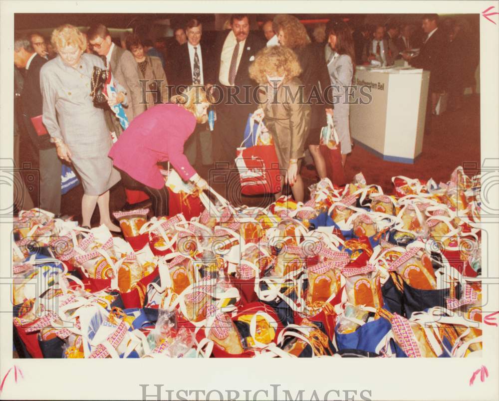 1991 Press Photo Houston Host members hand out GOP &#39;goodie bags&#39; to media, Texas- Historic Images